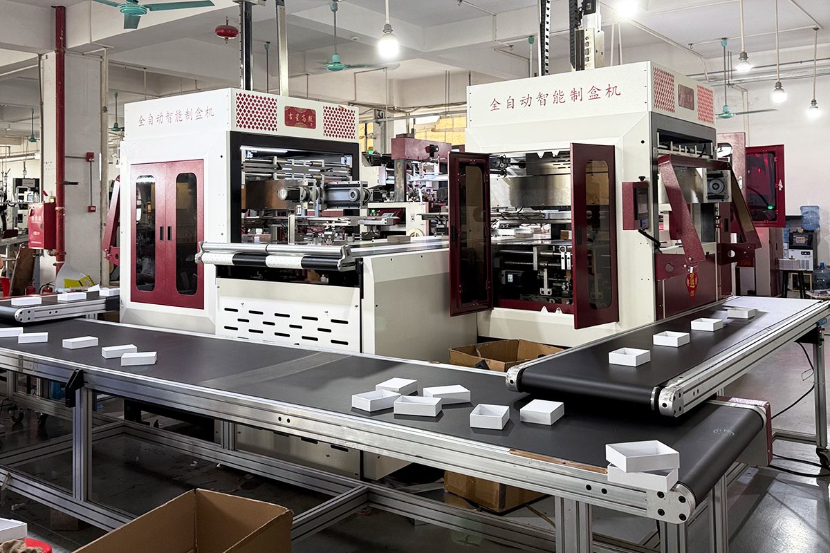 Automatic box-making machine with finished boxes on the output conveyor