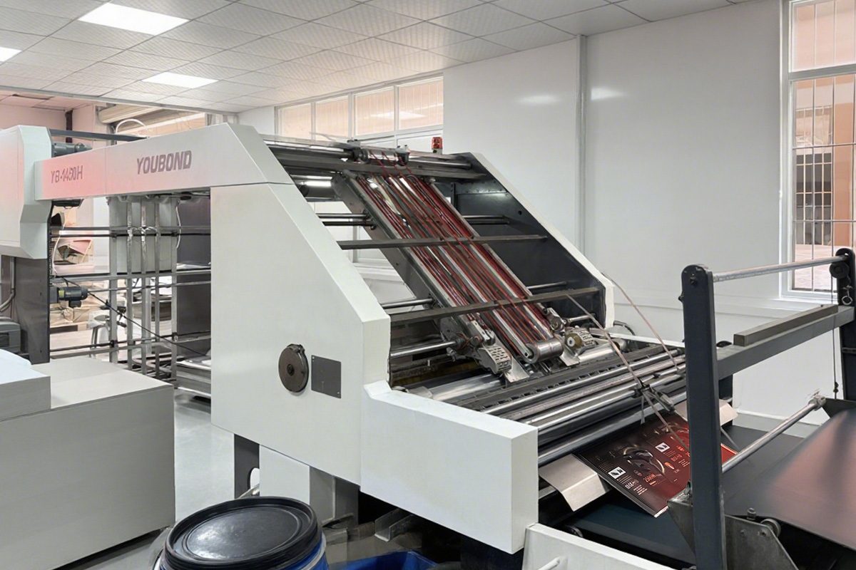 Laminator mounting printed liner to corrugated board