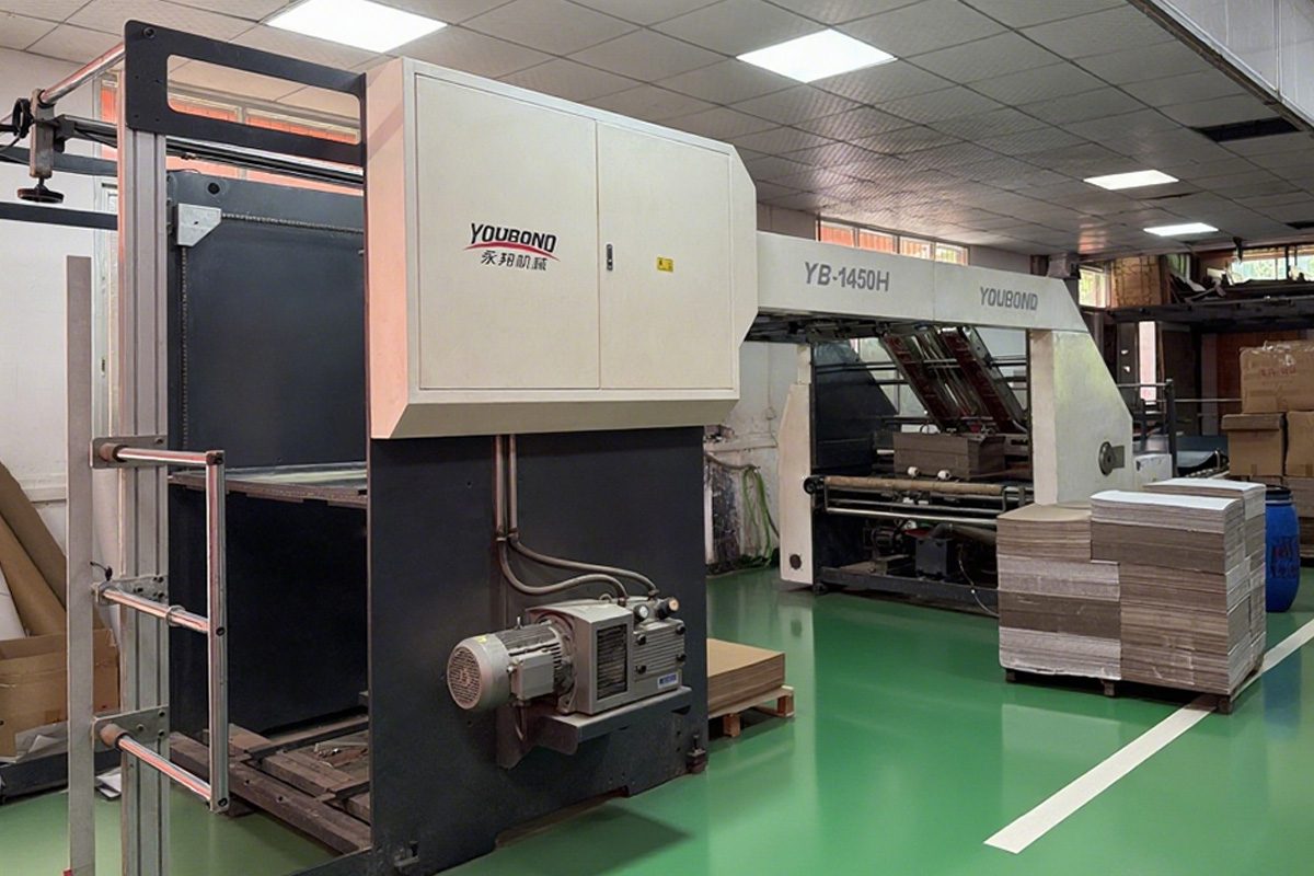 Corrugated laminator mounting liner sheets onto fluted board
