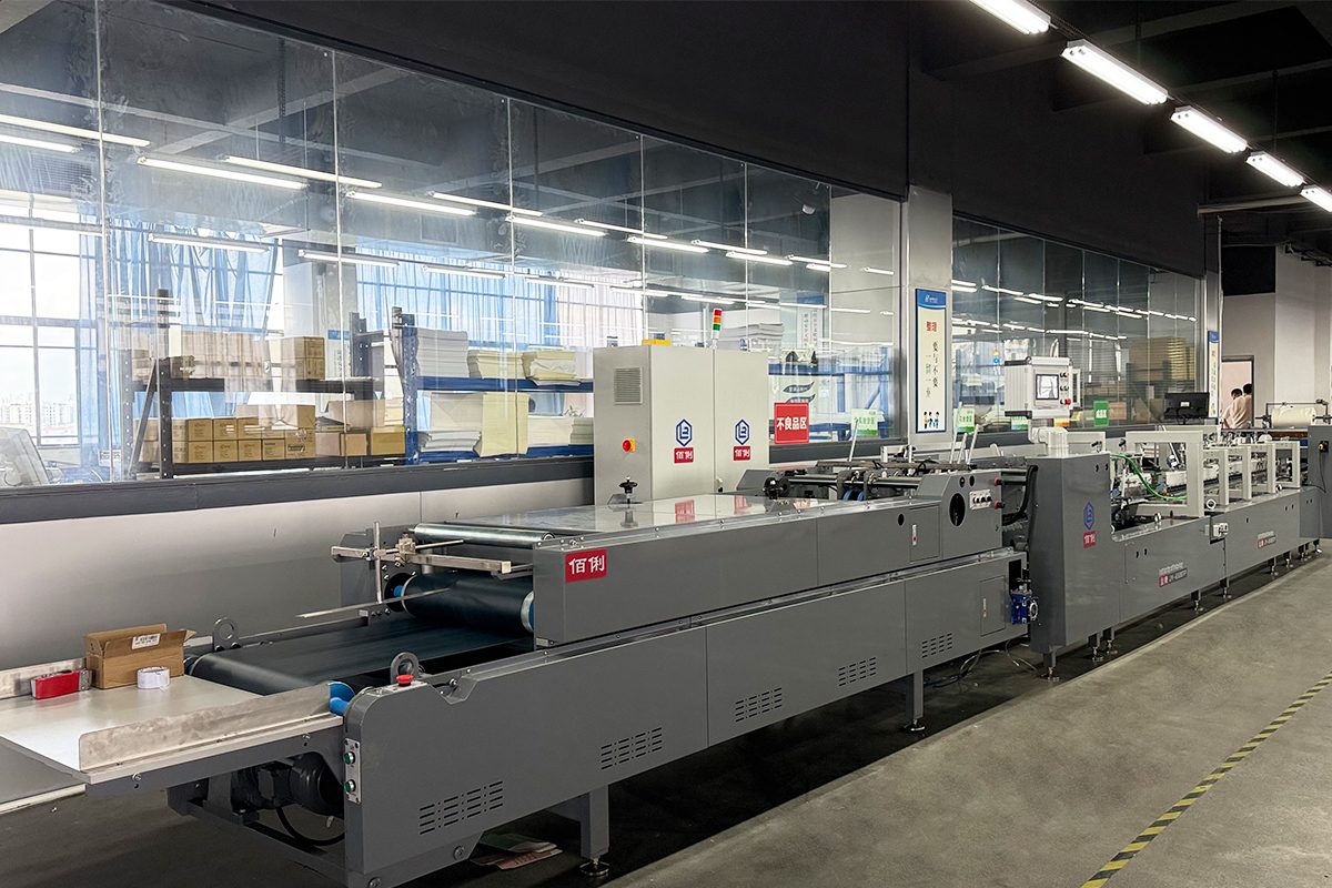 Folder-gluer line folding and gluing boxes in the converting workshop