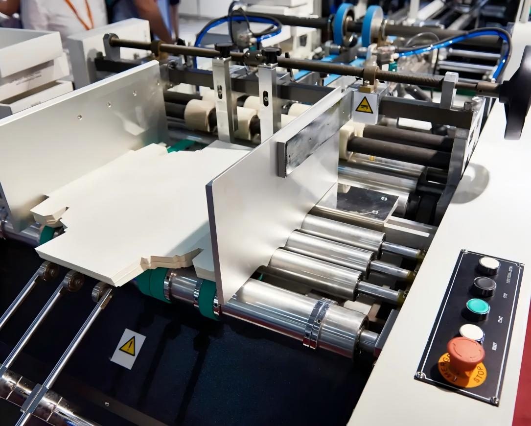 Machine section of the folding-gluing line