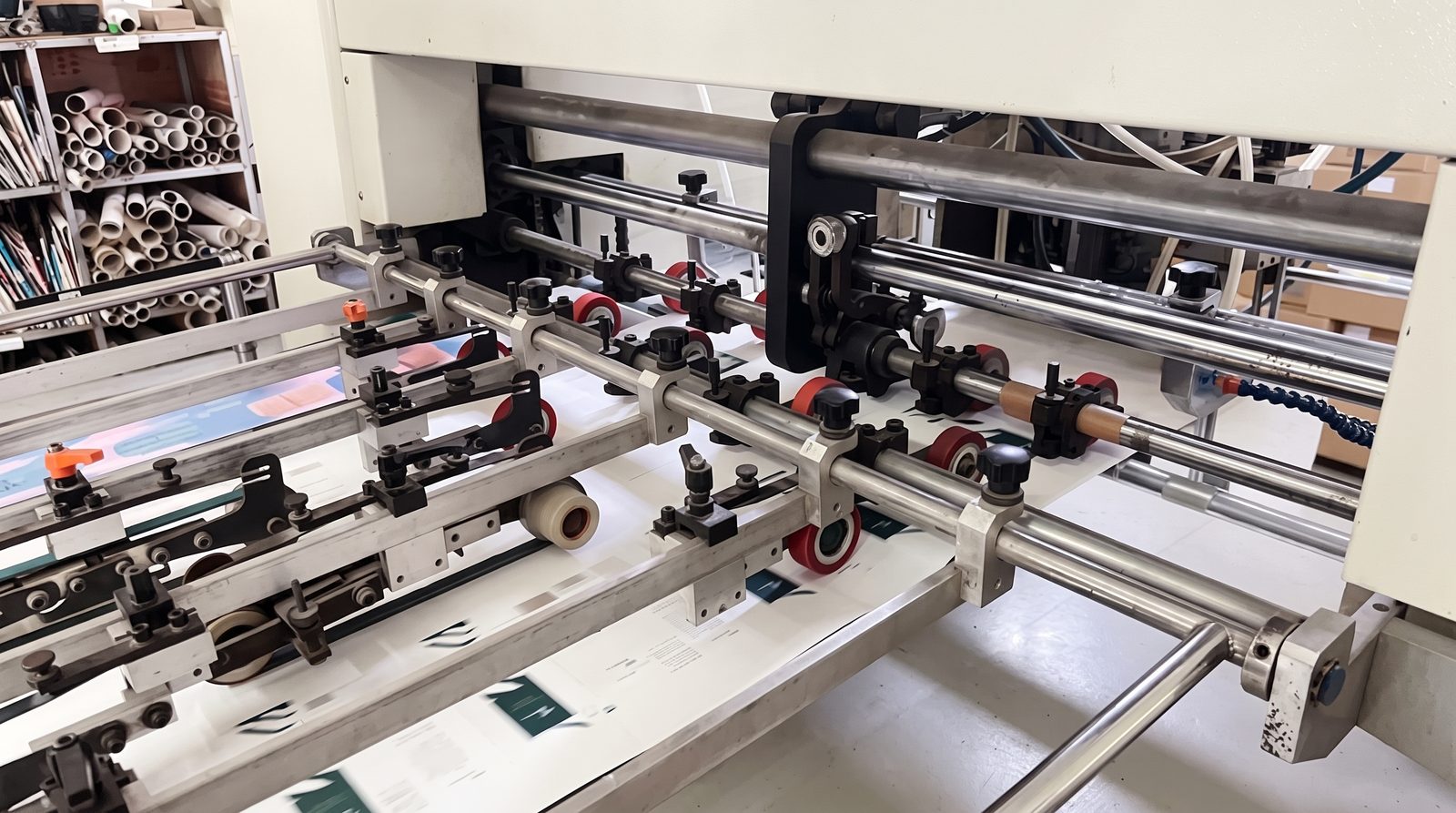 Gluing unit applying adhesive to box blanks