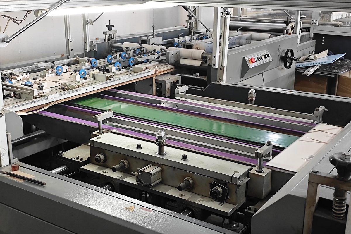 Rigid box wrapping and pasting line in the workshop
